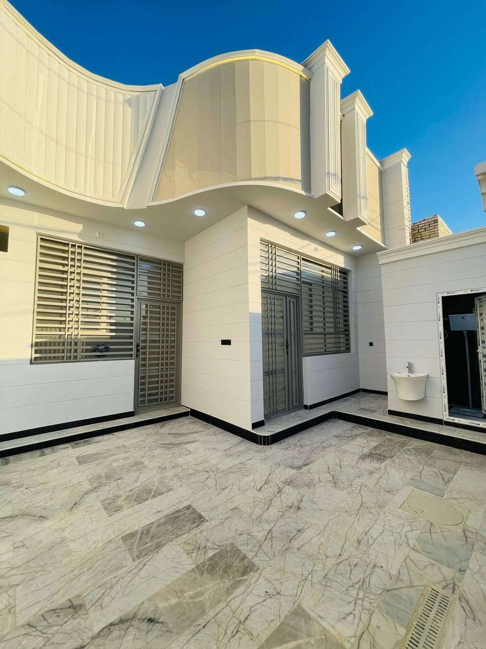 سلام عليكم ورحمة الله وبركاته 
يوجد لدينا بيت 150 متر طابق واحد 🤩
غير مسكون 💯💯بناء 2025
  بي غرفتين  نوم وصاله ومطبخ وصحيات سيراميك للسقف أرضية مرمر كافة الخدمات ماء مجاري كهرباء شارع 10متر تبليط
 تسليم مفتاح طابو زراعي اقرار محكمه سند٢٥ البيع مباشر
 معه صاحب الأرض 7 كيلو عن الإمام الحسين عليه السلام 
 العنوان مجمع نجمة كربلاء 
للتواصل و الاستفسار الاتصل على الرقم التالي :
*********** ☎️
حيدر الغراوي
 للعقارات والمقاولات العامة
 بيع فقط (❌لا مراوس ولا رهن❌)أعتذر عن الجميع 🙏
https://www.tiktok.com/@haedar_alghrawi?_t=8izklQOmn7F&_r=1 كربلاء, العراق
