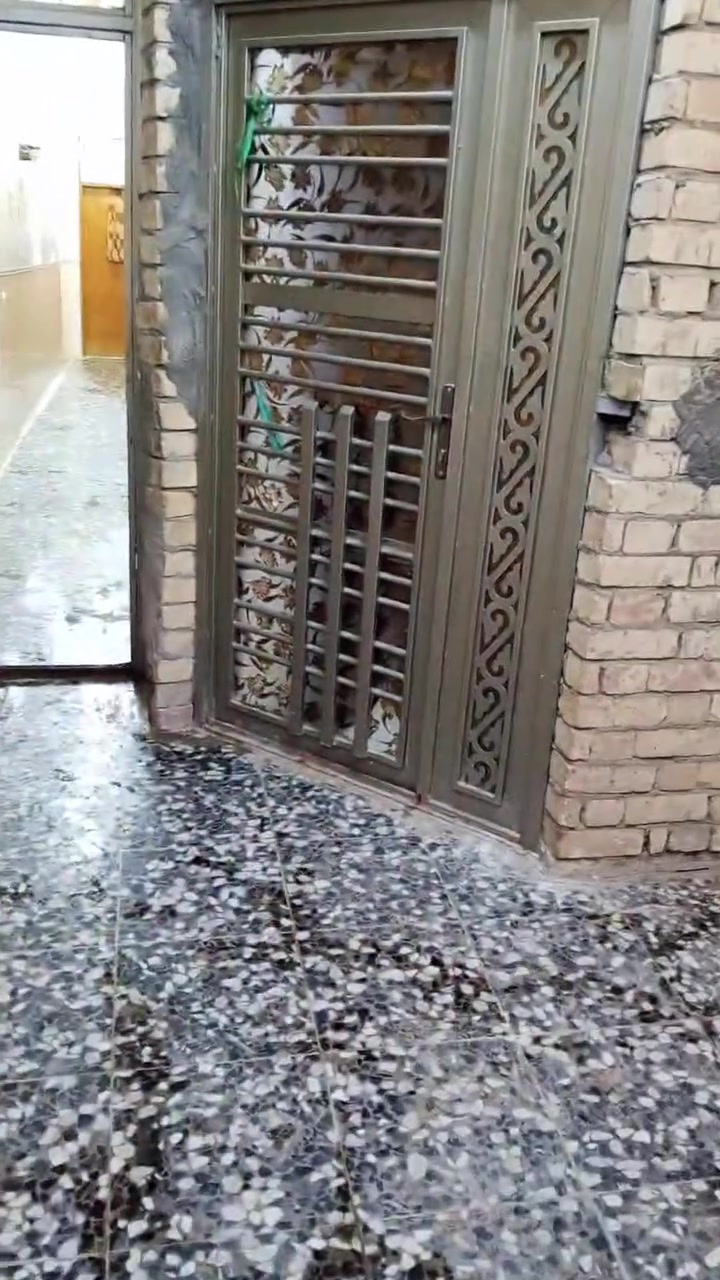 سلام عليكم بيت للبيع 100م بيت طابقين طابق اول استقبال ومطبخ وحمام وغرفة طابق ثاني غرفتين وحمام 
بيتونة جبيرة 
عنوان سريدات مقابيل صيدلية العلا 
الاستفسار ***********
