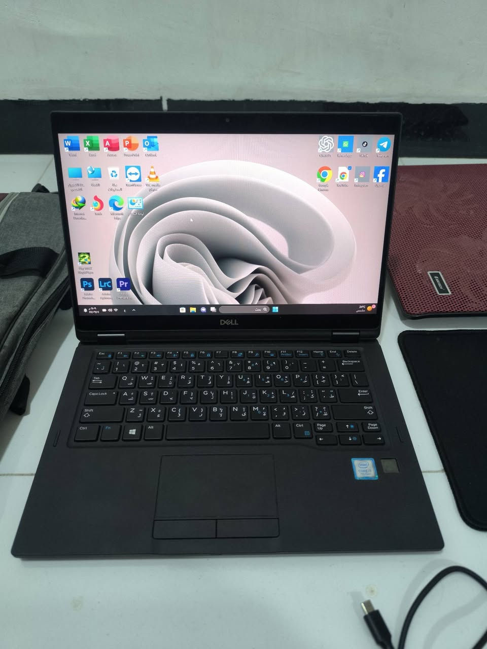 السلام عليكم لابتوب دل لاتيود للبيع
مواصفات الجهاز / 
💥 شاحنة الاصلية 65 واط 
💥 ذاكرة 256 g 
💥 رام 16 g 
💥 حجم الشاشة 13.3 بوصة 
💥 المعالج i7 7600 الجيل السابع 
💥 وندوز 11 برو 
💥 شاشة قلاب ( يصير ايباد ) ويدعم القلم 
💥 لمس (الشاشة ) 
💥 كيبورد عربي انكليزي  
💥 جميع تطبيقات المايكروسوفت اوفيس وبرماج التصميم موجودة 
ملحقات ويا ( جنطة , ماوس بلوتوث ,قاعدة لابتوب ,شاحنتة الاصلية ) 
ملاحضة / مستبدل فقط بطارية قبل سبوعين جديدة لوك يعني تشغل اكثر من ٣ ساعات ونصف متواصلة  
السعر 350 للتواصل *********** / ***********
