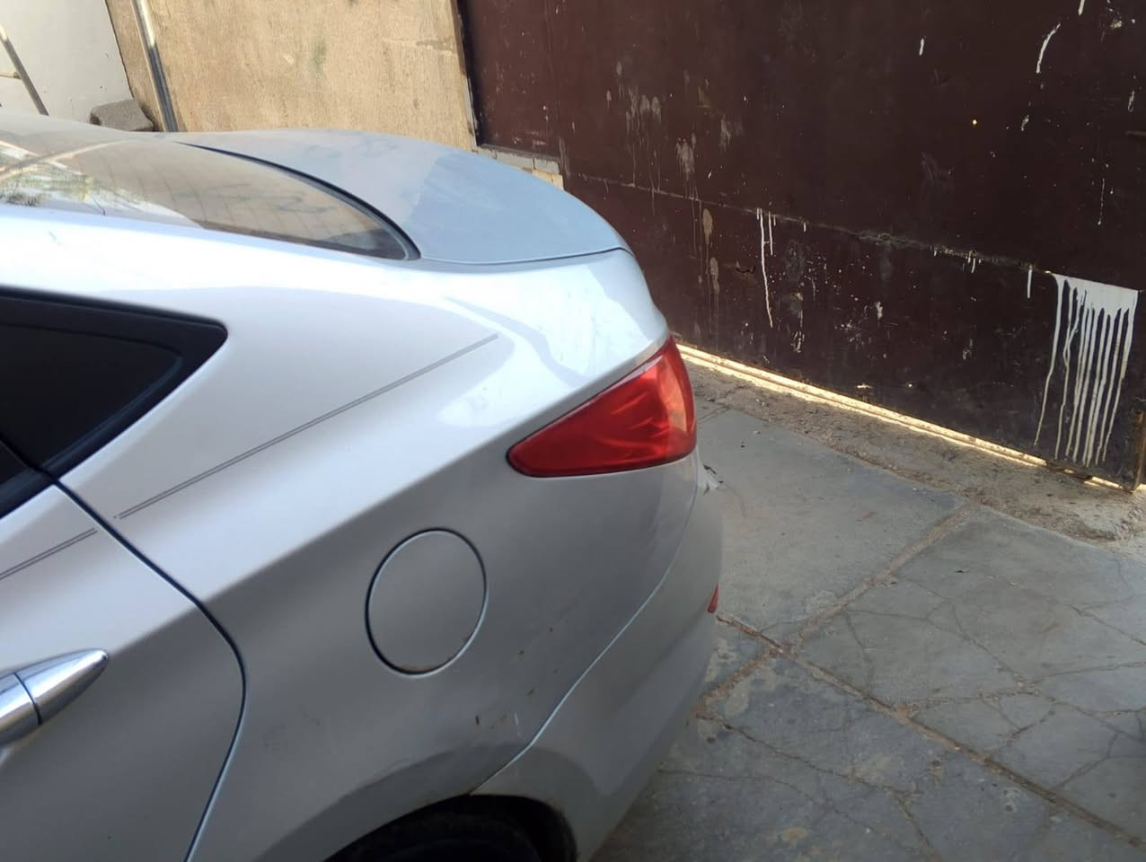 خليجي 
2014 
ماشية 107
بيها مشط ستيرن والطخات
ضربه بالهلال مال جاملغ
محرك 1600 GDI
سعر 80 $
مكلف بالنشر الاتصال مع صاحب السيارة 
***********
