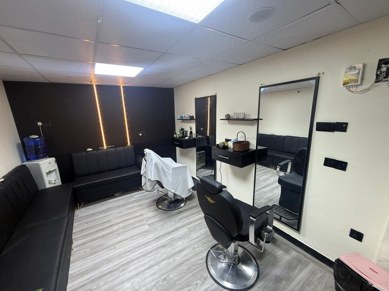 #اعلان_مدفوع_بحلاقة🤣
مطلوب حلاق لكرسي شاغر للإيجار
محل الحلاقة مفتوح جديد 
وصاحبه شاب مرتب 
عنوانه الجغيفي الأولى بجانب مدرسة السؤودد
وجهته على شارع حي الشرطة يعني منطقة 
بيها روش وسوگها ماشي
للأستفسار ‭ ٠٧٨٨ ٢٩٩ ٥٥٨٠‬
