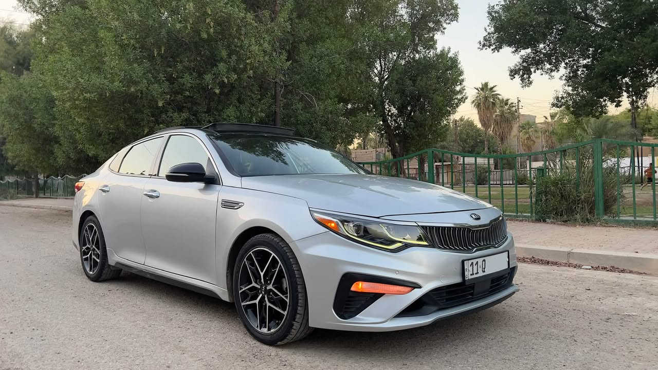 السلام عليكم 
للبيع (kia optima se 2020) وارد امريكي 
الممشى:- 72850. ميل
المحرك:-2400 GDI

الحادث:- طرف البنيد مصلح وجاملغ مبدل ومصبوغ عكس السايق فقط 
أيرباك ستيرن فقط ومرجع سستم.

مواصفات:-بصمة في الابواب 
و بصمة تشغيل ،
فتحه سقف بانوراما ،
رادارات اماميه وخلفيه وجانبيه ، 
نقطة عمياء ، مانع تصادم ، 
حفاظ على المسار ، 
شاشة كار بلي ، 
لد امامي خلفي ،
كشنات جلد 
تدفئة كشنات وسترين
انارة ترحيبية في الابواب.
ويل كب 18 انج

السيارة وارد أمريكي.
دخلت للعراق في سنة (٢٠٢١) 
المحرك والكير بلادي بدون اي تصليح
بيها بارد قليل في الچاملغ الخلفي 
صور الحادث  مرفق بالمنشور 

السعر:- 155$ ورقة و بيها مجال 
مكان السياره بغداد الدوره 
للاستفسار:-,    ***********
