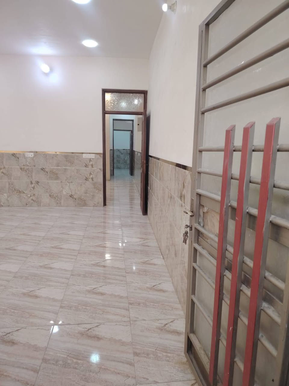 نالسلام عليكم بيت لايجار مساحه ١٠٠متر طابق ثاني جديد غير مستخدم العنوان الزعفرانيه قرب الوليد قرب الشارع العام لاستفسار ***********
