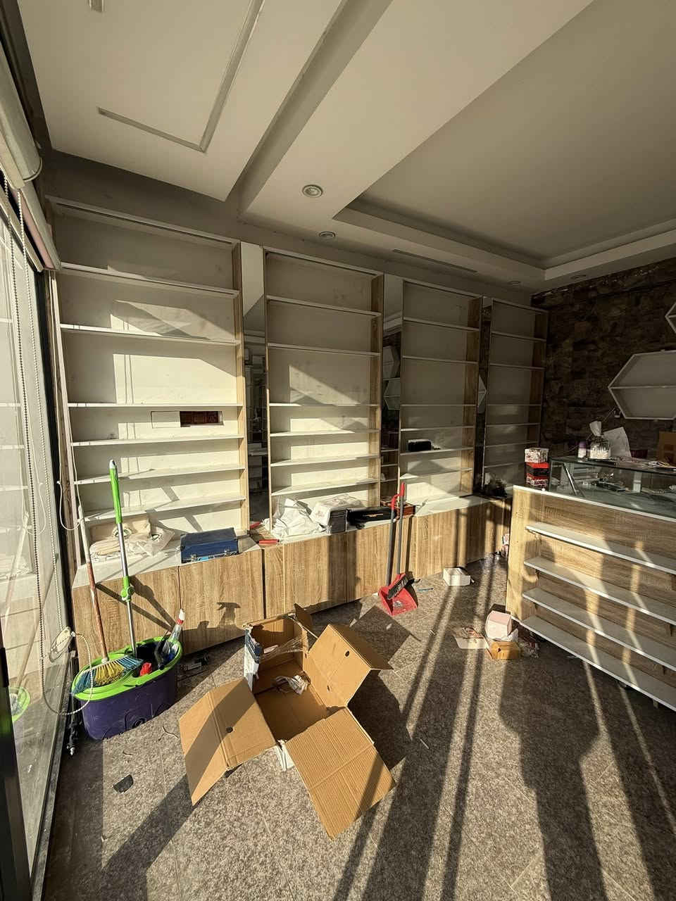 السلام عليكم
رفوف عدد8 مع ميز وعارضات كلهن جديدات استخدام شي قليل يرهمن بمحل مال كوزمتك او صيدلية او اسواق
عنوان بغداد حي العامل التواصل على الرقم

‭ ***********‬
