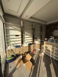 رفوف عدد8 مع ميز وعارضات كلهن جديدات استخدام شي قليل يرهمن بمحل مال كو...