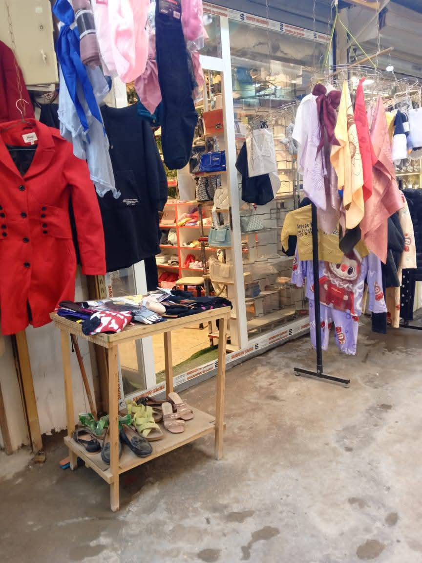 محل للبيع مع البضاعه في شارع البلديه فرع جمانه ***********
