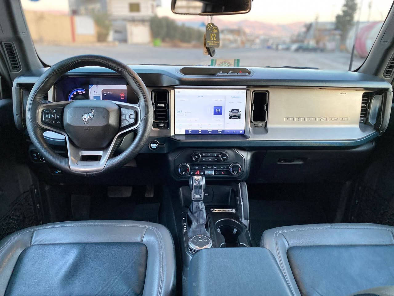 Ford bronco 2023 V6  Awd ***********
الون نفطی .6سلندر تیربو المواصفات 3 دکن . فول بصمة . بعد تشغیل .شاشە کبیر.  کشانت هیتر . ٥ کامیرات . رادار امامی . Ppf ضمان 3 سنة . رقم بسمی سنویة 2029 جدید . بابین سکن صبوغ و جاملخ خلفی صبوغ بدون دواخل 
سعر 320$$ مکان سلیمانی السليمانية, العراق
