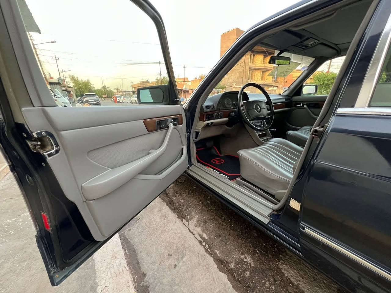 مارسيدس 300S رئاسي (الباب الطويل)
بدون ضربة وحادث 
موديل 1988
كشنات كهرباء 
سلايت روف شغال 
تجوات كهرباء 
اريل كهرباء 
دبل سويجً
محرك بلادي 6 سلندر  قبق اسود 
تبريد+تدفئة على فحص شغال100٪
كهربائيات كلها شغالة 
كير+ مكينه خير من الله 
قواعد بلاديه لاتصليح ولا تعمير
حدادية صدر السيارة جديد واصلي 
كشنات نفخ كهربائيه شغاله 100٪
غرفه بلاديه مال شركة نضيفه من كل النواحي 
تخم تاير جديد
السيارة كلشي متصرف عليها جاهزه من الداخل والخارج
سنويه باسمي ثاني يوم تحويل 
رقم بغداد الدولي الجديد 

مكاني بغداد (الأمين الثانيه)
اللاستفسار والسعر ***********
