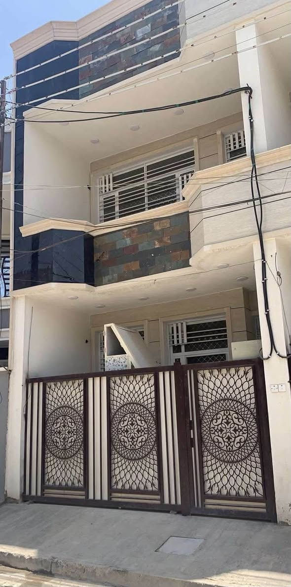 🏡بيت للبيع 90متر🏡⬅️نوع العقار《طابو صرف》طابقين
⬅️اسم الحي《 بغداد/ الكرخ/حي الجهاد / الاساتذة قريب الاربع شوارع و الشارقة 》
⬅️المساحه  《 90》متر
⬅️البيت مدخلين 
⬅️الواجهه   《4،5》متر 
⬅️النزال      《 20 》متر
⬅️الشارع    《 10》متر 
⬅️عدد الطوابق《 2》
⬅️عدد غرف النوم 《3》
⬅️عدد صحيات [2]
⬅️ارضيات الدار واجهة  《 مرمر 》
⬅️الخدمات 《كهرباء.ماء. مجاري. تبليط》
⬅️بألقرب من الدار 《مدارس. سوق. عيادات طبية 》⬅️بناء حديث 
📞 للاستفسار اتـصـال ☎️ صاحب العقار  ***********
