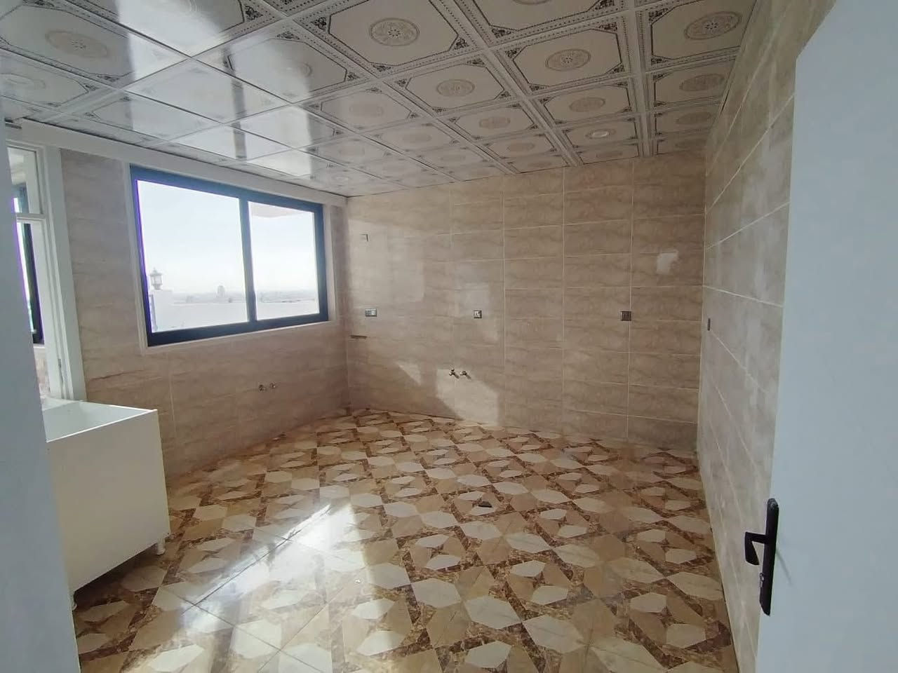 بيت ٢٠٠متر صفر للايجار بمجمع رويال ستي خلف مطعم عبدالله طريق اربيل ٣غرف نوم وملحقاتها 
ايجارة ٣٠٠ الف
***********
***********
