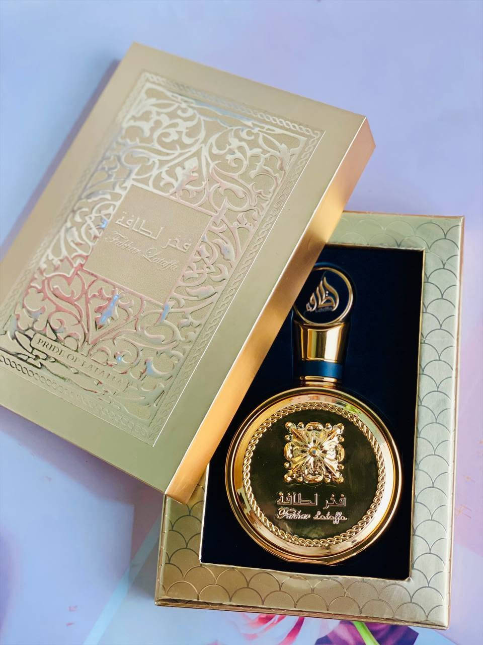 عطور فخر الطافة من شركة لطافة الإماراتية  🇦🇪

🤍 الأبيض (نسائي - نظافة وأنوثة)
 الافتتاحية: ورد، ياسمين، وزهر البرتقال (إحساس بالنظافة).
 القلب: فواكه (فراولة ورمان) مع مسك الروم.
 القاعدة: فانيلا، مسك أبيض، وخشب الصندل (ثبات وعمق فخم).

🖤 الأسود (رجالي - حيوية ورزانة)
 الافتتاحية: تفاح أخضر، زنجبيل، وبرغموت (طاقة وانتعاش).
 القلب: ميرمية، لافندر، توت بري، وإبرة الراعي (لمسة رجولية).
 القاعدة: خشب الأرز، تونكا، عنبر، ولبان (ثبات عالي ورزانة).

💛 الأصفر (جذاب - طاقة وفخامة مخملية)
 الافتتاحية: جريب فروت، فلفل وردي، وفواكه استوائية (طاقة فورية).
 القلب: مسك الروم، سوسن، وياسمين (نعومة مخملية).
 القاعدة: عنبر، فانيلا، خشب الصندل، ومسك أبيض 🤍


**إذا كنت صاحب هذا الإعلان وتريد حذفه لأي سبب، رجاءا أرسل رسالة إلى الدعم الفني**