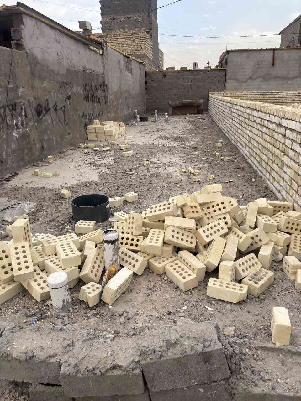 السلام عليكم كاع مساحه 75 متر واجهه 4 ونزال 18 ونص بيها اساس رفت يعني كبل تصعد بناء  مسحوب ماء ومجاري جديد ✅ خدمات منطقه جديدة باقي ايام وتتبلط تبعد عن شارع حي اور ال 600 مسافه 6 افرع العنوان موجود بصور السعر الاتصال على الرقم ***********📍
