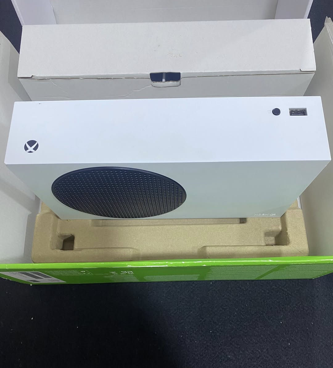 السلام عليكم اكس بوكس سيريس اس ( S ) للبيع نظيف حيل ومكفول من الاعطال والفتح والتصليح استخدام شخصي قليل اصدار ( 2023 شهر 9 ) الكارتونة الاصلية والملحقات الاصلية كلها موجودة ويا 
سعر : 350 الف 
رقم موبايل : ***********
((( المكان الموصل )))
