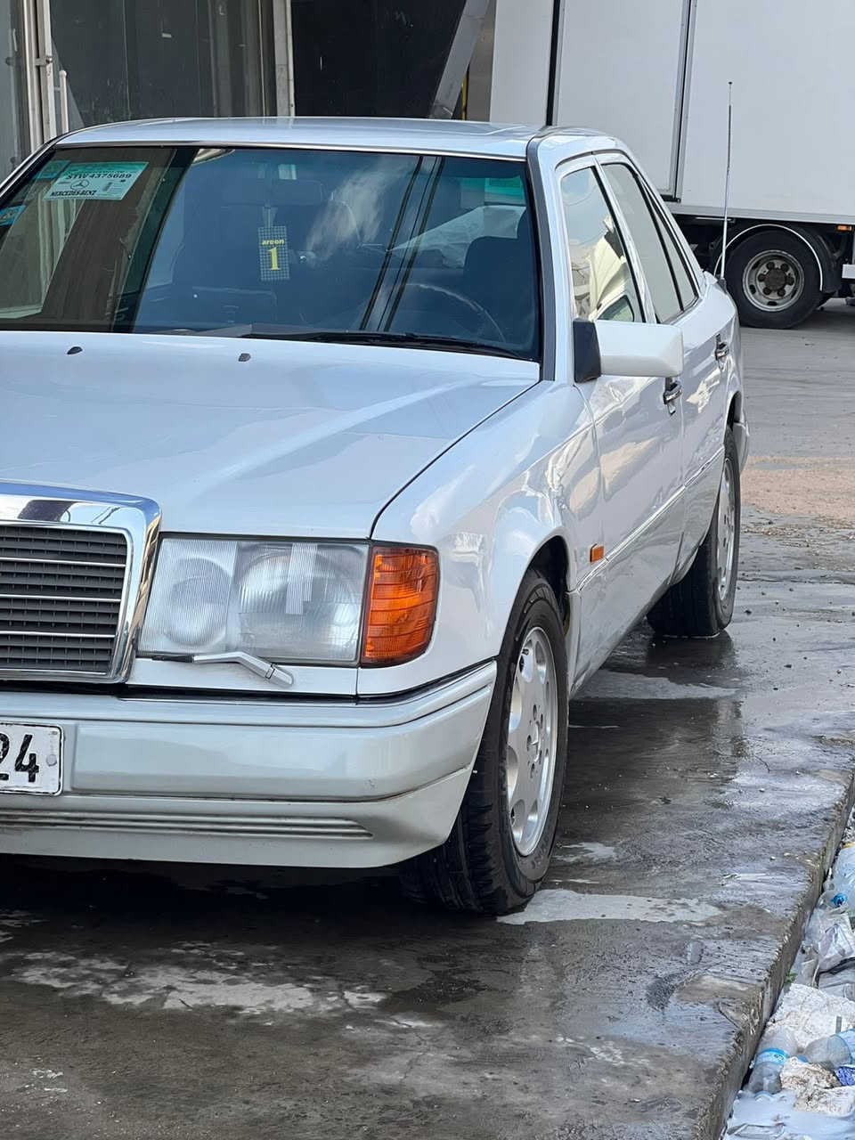 السلام عليكم 
مرسدس دب 300
مكينه بلاديه 
كشنات كهرباء جام كهرباء 
تحكمات مري سلايد شغال 
تبريد تدفئه شغال لايت زنون العالي 
كامله العنوان بغداد الشعب
السعر 75وبي مجال 
***********
