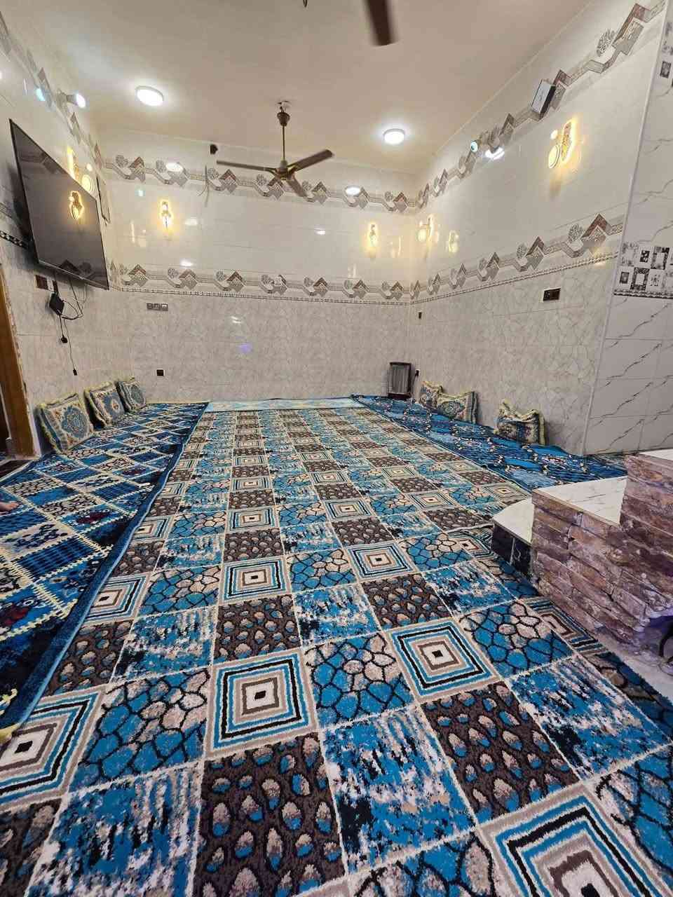 بيت هو وإثاثة سبالت ٢قنفات كاملة مساحته ١٠٠متر غرفتين واستقبال يبعد عن الحولي ٢٠٠متر سعر ٥٧وبيه مجال خدمات منطقة كامله كهرباء ومي ومجاري للإستفسار الاتصال برقم ***********
