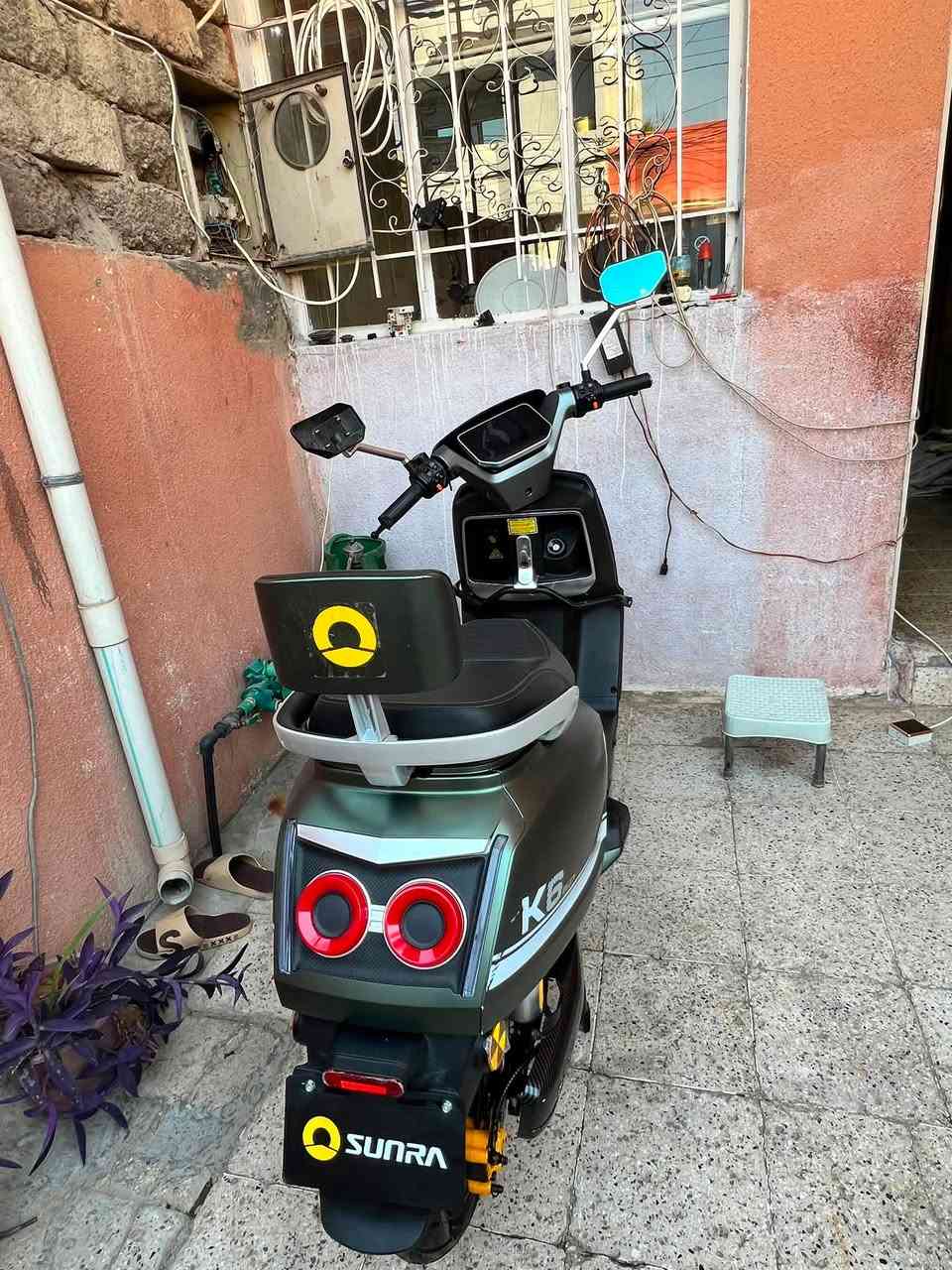 السلام عليكم من رخصة الادمن 
ماطور شحن SUNRA K6 موديل 2026 يجي بلماطور ست بطاريات الماطور معرض لحادث ونفس ما موضح بلفيديو والصور الماطور ما ماشي كثير  الماطور بعدو جديد 
الماطور موجود بحي سومر او للتواصل ***********
السعر قيم بما يرضي الله
