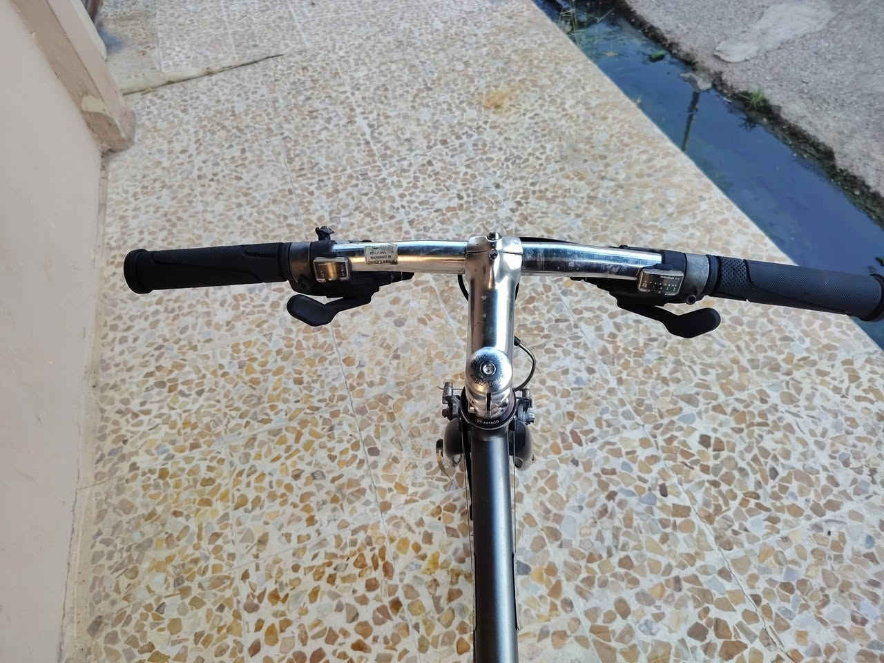 للبيع باسكل C700 ماركة جينت حجم 28 شرط النضافة كدام العين الوزن خفيف حيل حيل ريشة ما مستعمل مال حاوية بريكات شرط بال مكان كير خلفي 8 امامي 3 تايرات كتان أصلي ويالة شرط 
السعر 180  رقم الهاتف كورك  *********** آسيا ***********
