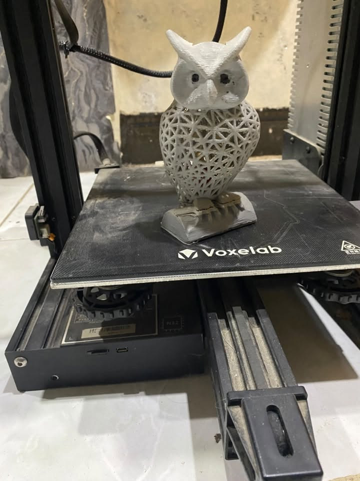 السلام عليكم عندي طابعه 3d مستخدمه استخدام شخصي  قياسات طول 20 سم عرض 20 سم ارتفاع 25 سم مع بكره فلمنت نوع PLA + مستخدم قليل منها السعر 175 للتواصل *********** عندي وماعندي توصيل

