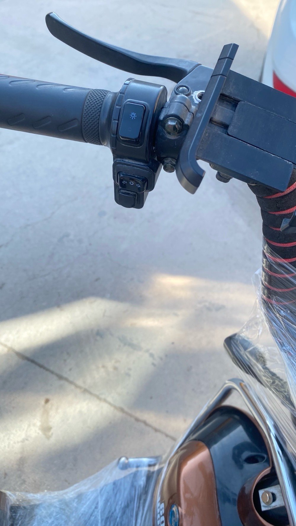 دراجة كهربائية جديدة ومغلفة، تتميز بتصميم عصري متين ولون بني مع شاشة رقمية، وطاقة محرك 1000 واط لتوفير أداء قوي ومسافات طويلة دون الحاجة للوقود. مثالية للتنقل داخل المدينة بسهولة وراحة.