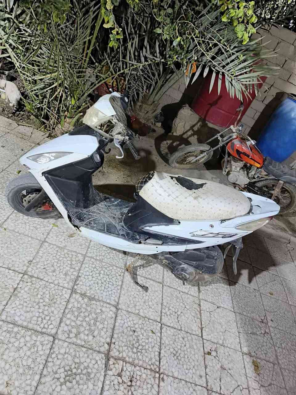 السلام عليكم دراجه سيام للبيع السعر 300وبيه مجال او مراوس بعصفوري او ام 9الدراجه كلشي شغال بيه تشتغل سلف واشاير وصطاب خلفي بس مكان الايت الكفر طاگ


**إذا كنت صاحب هذا الإعلان وتريد حذفه لأي سبب، رجاءا أرسل رسالة إلى الدعم الفني**