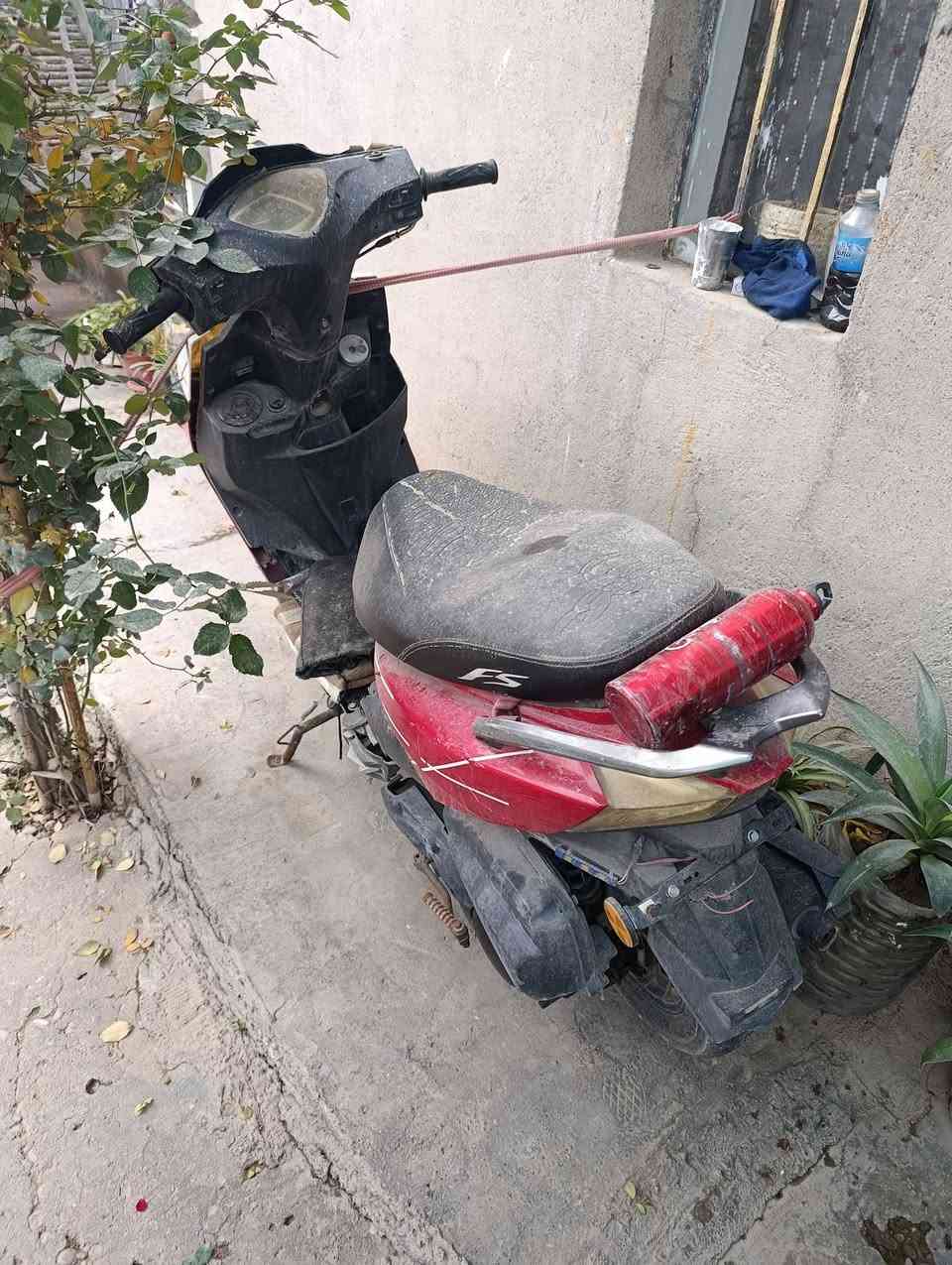 دراجه ماكس بومه متروكه ابيع كوم حديد تحتاج بس باتري 100 وبيها مجال ***********
