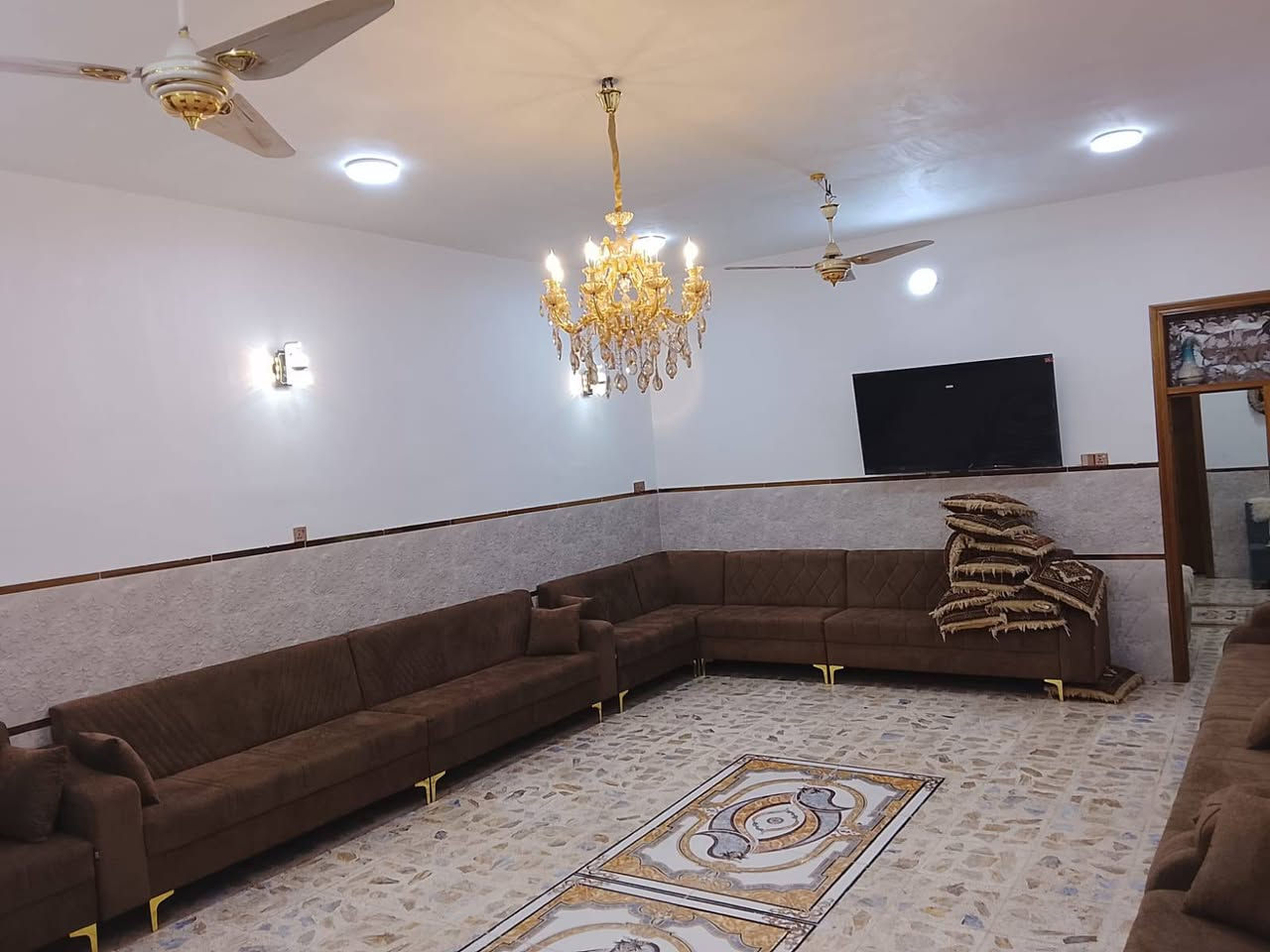 بيت للبيع كربلاء حي الغدير مساحه ٣٠٠ متر بناء جديد ٢٠٢٥ طابو صرف عرض الشارع ١٥ يتكون من مجمع صحيات خارجي استقبال ٩ في ٥ وربع ومطبخ ٧ في ٥ وصاله ١١ في ٥ وثنين غرف نوم ٦فی ٥ ومجمع صحيات داخلي  ومناور ٢ فول الفول البيت جاهز من كلشي ***********
