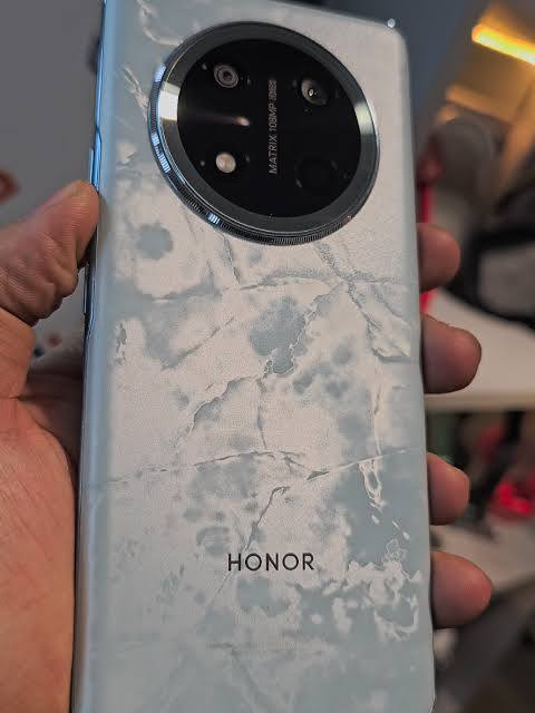 هونر اكس ناي سي ذاكره ٢٥٦ رام ١٢ بطاري٦٦٠٠ ملي كامرات ١٠٨ ميكه ب ٥٠ ميكا جهاز اريده مراوس بتاب عشره اي او ٩ اير ونطي فرق ميخال مكان بغداد ***********
