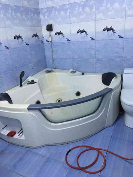 يتوفر بيت للايجار بدون دلاليه نضيف جدا في مدينه الصدر نهاية شارع الجوادر قطاع ٣٨ . ثالث بيت على الشارع العام مساحه ١٤٤ متر يحتوي الطابق الاول على حديقه واستقبال وهول ومطبخ حار وبارد وغرفه نوم وصحيات شرقي وغربي الطابق الثاني يحتوي على ٢ غرف نوم ومخزن صغير 
للاستفسار : ***********
