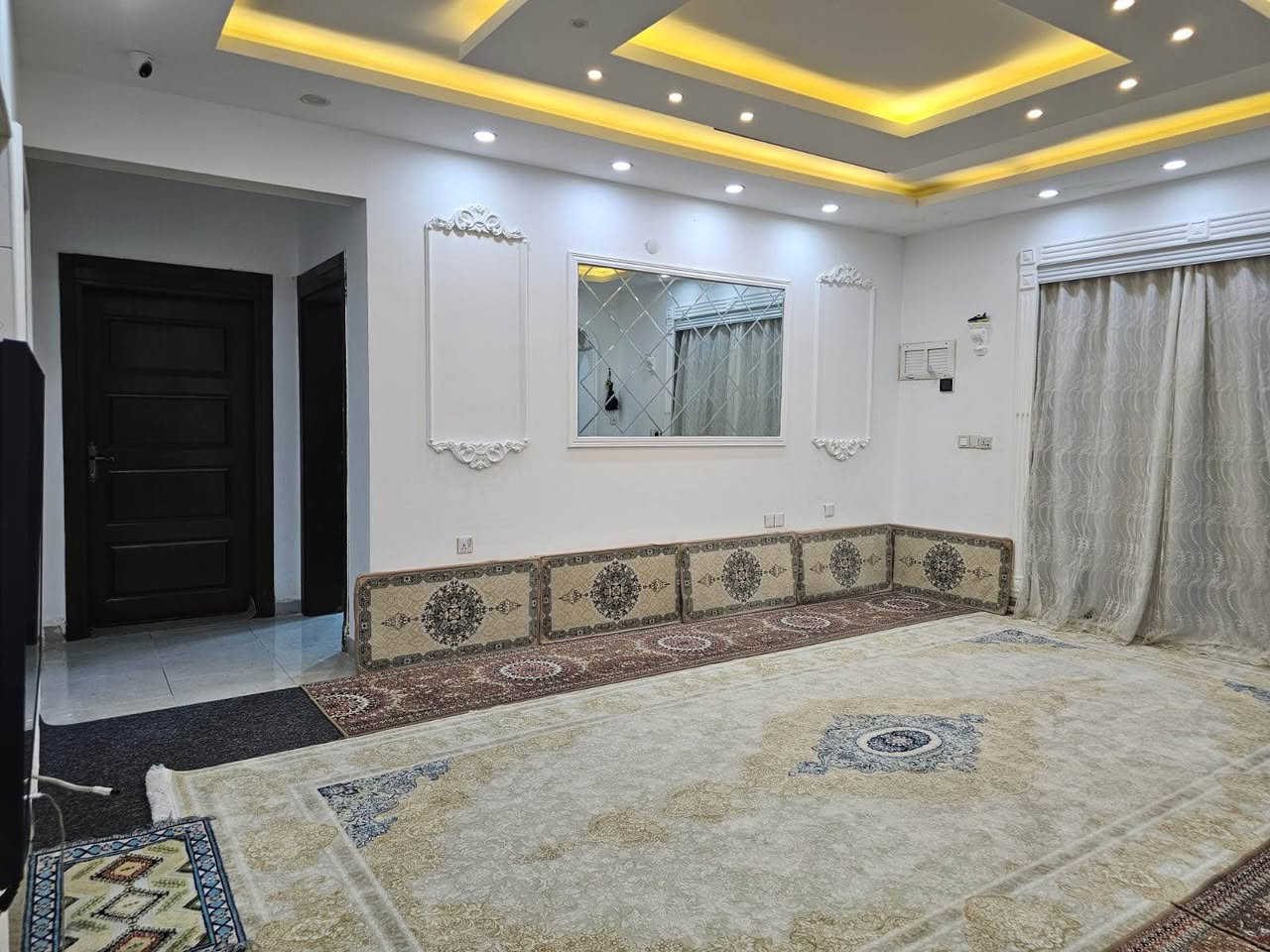 ✔️بيت  للبيع في مجمع تالار ستي 
🔘 الموقع اربيل : البيت مؤثث بالكامل
▫️مساحة البيت 230 m
▫️البيت يحتوي على 3 غرف نوم
▫️استقبال +صالة 
▫️صحيات 
▫️مطبخ  
▫️كراج + حديقة

للأستفسار التواصل خاص او واتساب او الاتصال على الارقام التالية:

***********
*********** أربيل, العراق
