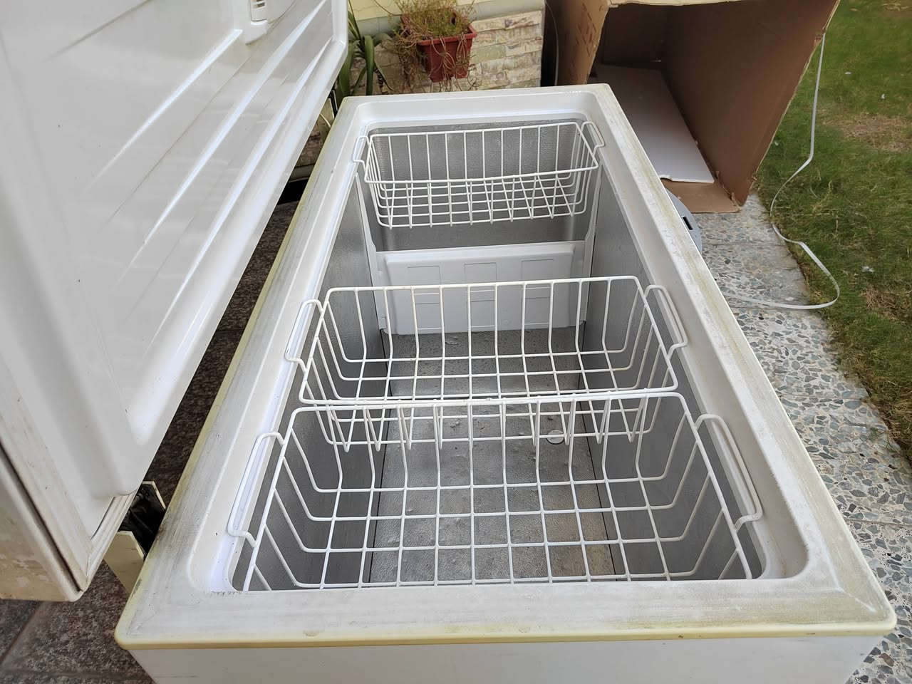 السلام عليكم
مجمدة ارجلك تركي حجم كبير للبيع

ابعادها
طول. 131 سم
عرض 62 سم
ارتفاع.  85 سم

 سلات عدد 3
شغالة 100 بال 100
تجميد فوول (ضمان مرجوعة اذا بيها اي مشكلة)
بدون ليك بدون اي مشكلة
فقط ماطور مبدل من اكثر من سنتين
وشغال من وكتها لحد الان والحمد لله
سعرها ( رخيصة جدا. ). 
100 الف فقط
للتواصل  
***********
