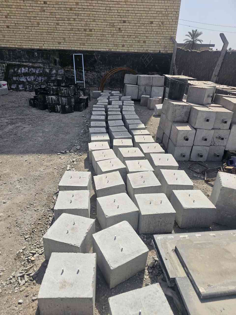 السلام عليكم 
يوجد لدينا صبات لتثبيت هياكل الطاقه الشمسيه 
يتوفر وزن 48 كيلو بسعر 5500
و120كيلو بسعر 10 الف
 للتواصل ***********
