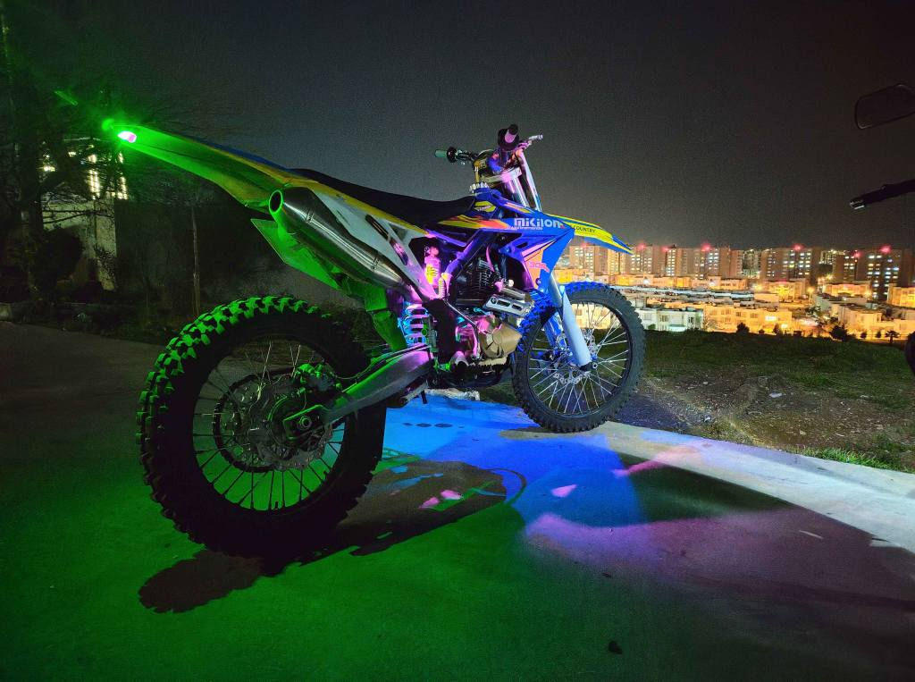 سڵاو هاوڕێیان، ماتۆڕێکی RMZ 300cc یەکجار پاک و توندوتۆڵم هەیە تەنها بۆ گۆڕینەوە و بە هیچ شێوەیەک بۆ فرۆشتن نییە، بۆیە تکایە کەس بۆ کڕین نامە نەنێرێت و پرسیاری نرخ مەکەن. ئەم ماتۆڕە لای خۆم بووە بە سفری شەریکە (0km) و تەنها ٥ مانگە بەکارم هێناوە، وەک چاوم پاراستوومە و هەموو شتێکی بە شەرت و بێ مەسرەفە و یەک دینار تێچووی نییە. ئارەزووی گۆڕینەوەم هەیە تەنها لەگەڵ Honda CB400 ڕەنگی ڕەش کە وەک ماتۆڕەکەی خۆم خاوێن و بێ کێشە بێت. شوێنم سلێمانییە و هەر برایەک ماتۆڕی وای پێیە و حەزی لە گۆڕینەوەیە، دەتوانێت پەیوەندی بکات یان وێنەی ماتۆڕەکەی لە وەتسئەپ بۆ ئەم ژمارەیە (***********) بنێرێت، لە خزمەتدام. السليمانية, العراق
