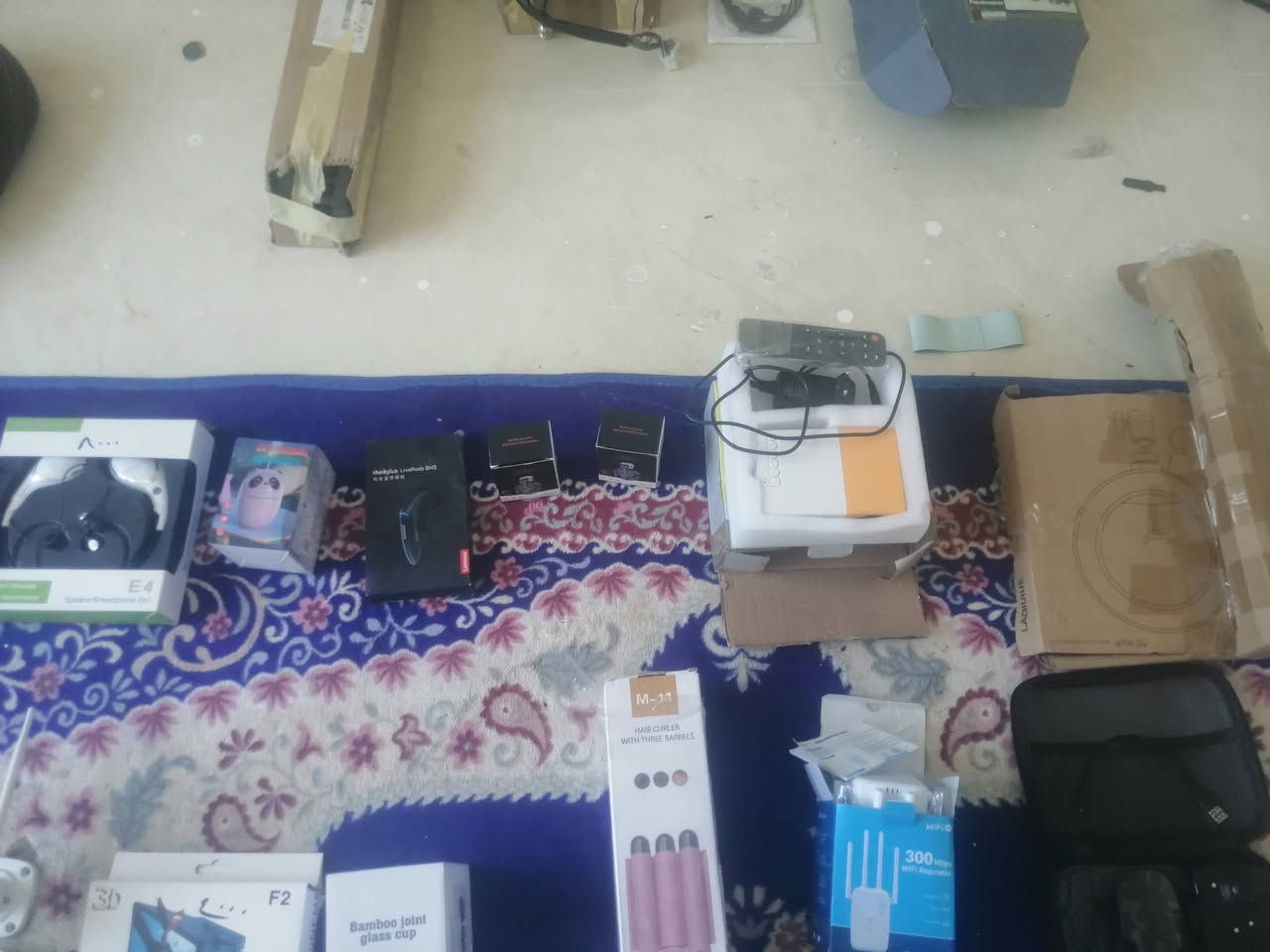 شلعه متنوعه قطع قويه بيهه ٢١ قطعه سعر ٦٥ الف بدون توصيل يعني تطلع عليك القطعه ب٣ الاف  
درون شغال بس ابيع فحم ظمان كلشي شغال بيه
داتاشو
راوتر انترنيت
مكسر شعر
طباخ يشتغل غاز دبه حجم بيت ودبه صغيره
نك مايك
باور شحن 5000 واط
ايربود
رنك لايت طول تقريب متر ونص
ايربود طوك
شسوار
فواحه عطر
جرس بيت يشتغل عل باتري
قطع شغاله ونظيفه وفلوسك بيهه


**إذا كنت صاحب هذا الإعلان وتريد حذفه لأي سبب، رجاءا أرسل رسالة إلى الدعم الفني**