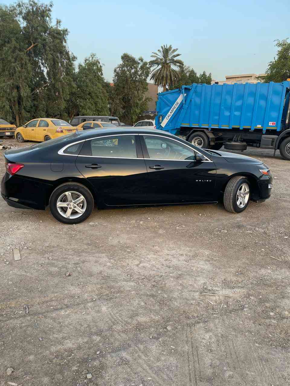 السلام عليكم للبيع ماليبو LS وارد امريكي 2023 حادثها جاملغ وبنيد وباب السايق مسروق بدون شاصي الباب والبنيد مبدلات نفس اللون والجاملغ مصبوغ المراوح والراديترات وغاز التبريد والبوابات كُله على البلاد رقم بغداد حره ماشية 26 الف مشي امريكا السعر 130 $ وبيها مجال  مكان السيارة بغداد السيدية للاستفسار الاتصال على الرقم ***********
