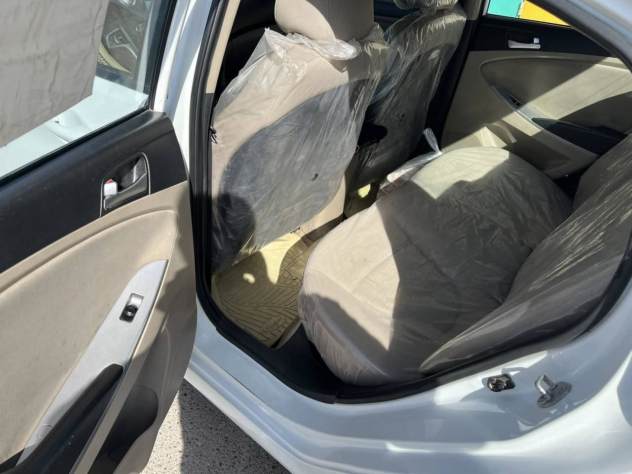 السلام عليكم اكسنت خليجي موديل 2016 بلو فول مصفات مكفولة من الدواخل مكفول من الميكانيك مكينة 1600 دوش المرغوب ماشية 97 بسمي مكانهة بغداد ترايهة وين ماتحب عليهة ادامة كاملة مكفولة من النقص للبيع سعرهة 104$ اذا اكو مراوس سبورتج او كونا مكانهة بغداد الدورة 
*********** تحياتي الكم
