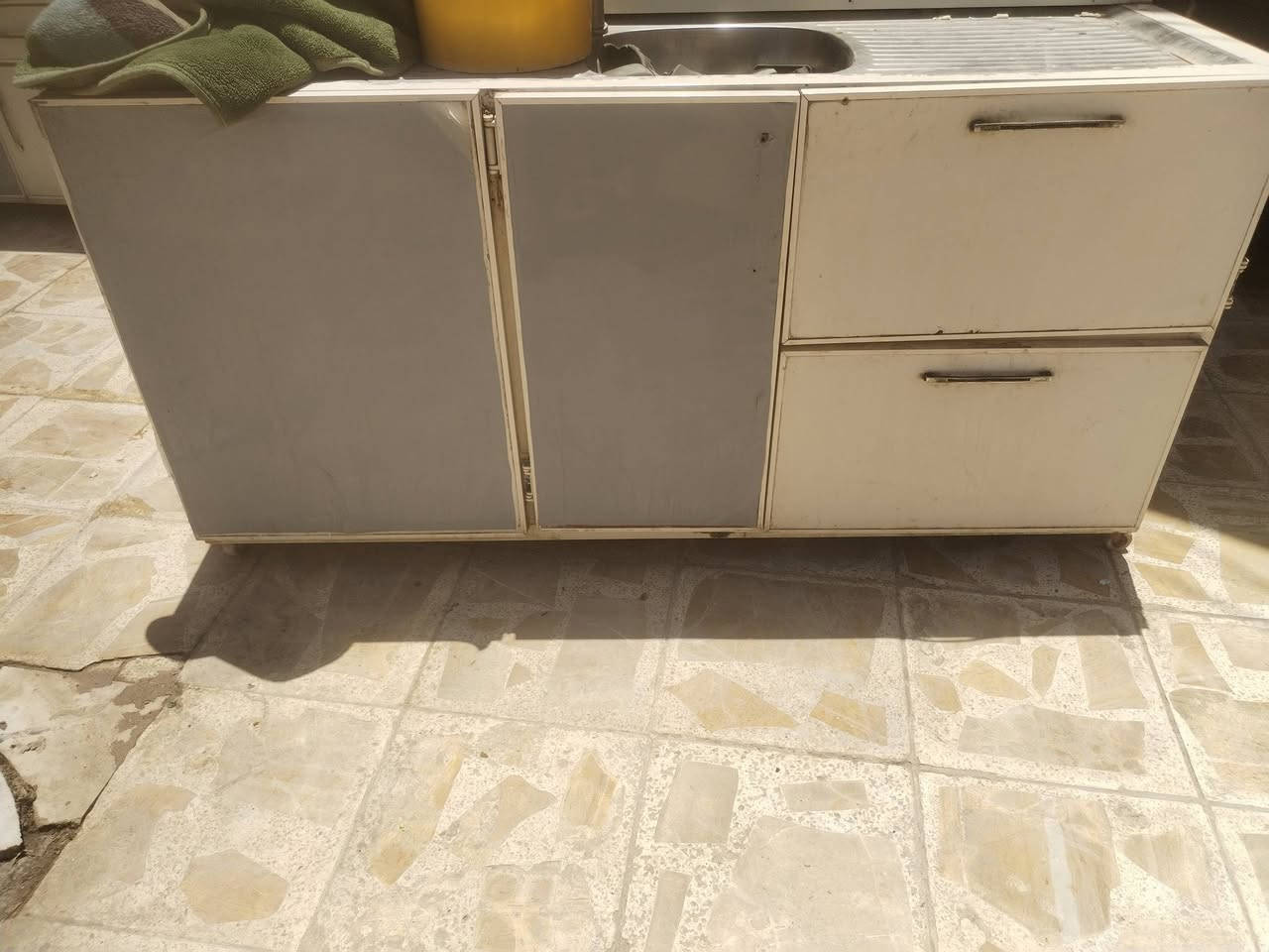 سلام عليكم  كاونتر للبيع  3 قطع  ويا شافطه شغاله سعر 275 وبي مجال مكان كربلاء الامن الستفسار ***********
