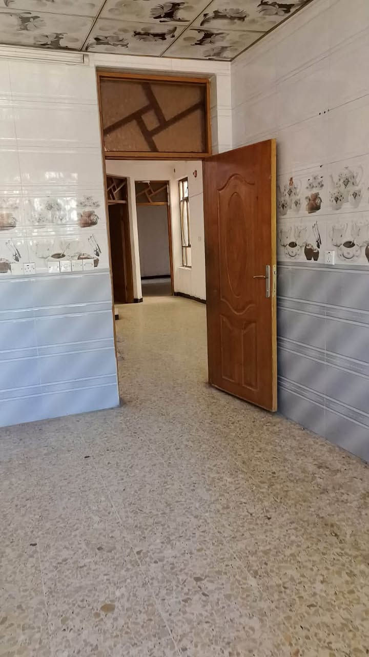بيت للاجار الشعب التجار ١٨٠ متر المساحه مدخلين 

غرفتين نوم واستقبال ومطبخ وصاله وحمام وخدمات

طابق ثاني السعر ٥٠٠ الف قفل 

معروض بمكتب الكناني***********
