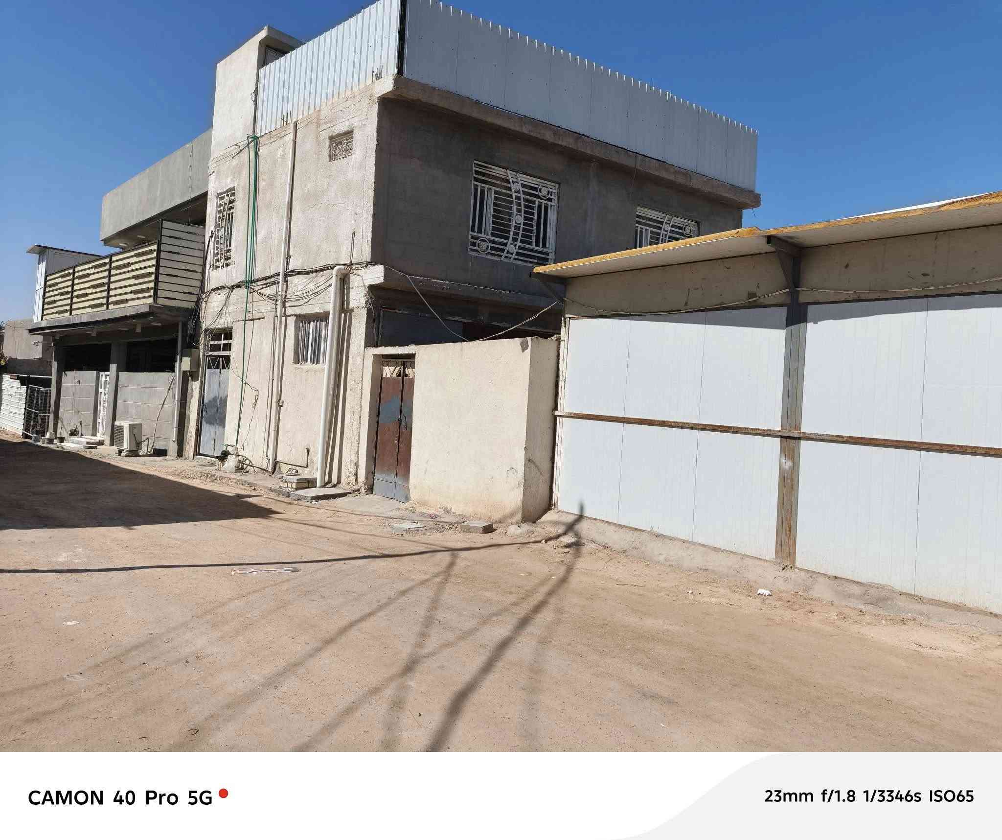 السلام عليكم فرص استثمارية فول واحد على واحد عقار لبيع يتكون العقار من شقه ومحلات وبيت طابقين مكان جوهره مكان كلش حلوه شتريد اصير تجاري او  سكن أو حسينية  مباشرة طريق الزوار (سمعي مثل الطماطه وين ماتريده اصير هذا العقار مثل الطماطه 😂شتريد اصير) مساحه العقار ٤٠٠متر مكان  كربلاء طوريج  مقابل مجسره مال العبور مال ملبيج (حي السلام) الاستفسار على الخاص أو الاتصال الرقم التالي***********
