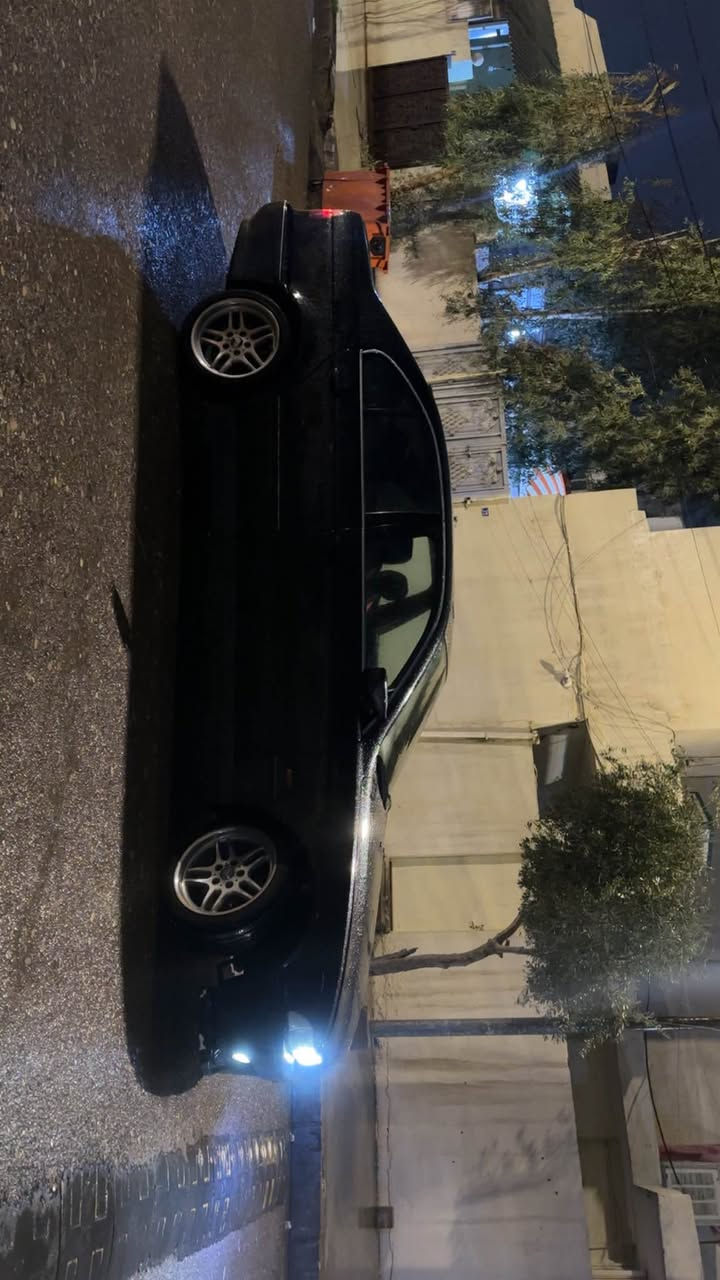 ( بەناوی خودا) بیئێم سەقەر مۆدیل (١٩٩٦)
پشتو پێش کەپس 
گێر مەکینە بەشەرتی ١٠ وەستا 
تەبرید گەرمی بەشەرت 
سلایتە بەس سلایت مەزبوت نیە
مەکینە ٢٨ 
گێر تۆماتیک سپۆرت عادی تەپەی گێریشی نیە 
سیستەم گزۆزی بۆ بەستراوە 
ئایپاد کامیرا بۆ بەستراوە 
تەقەو رەقەی نیە 
پاتری نویە پێشو پشتم تازە توند کردیتەوە 
سەماعەکانی زۆر بەقۆتە 
سەیارەکە تا بلێی بەقەوەتە  
مەسرەفی تێدانیە تەنها سایەقەکی دەوی 
مالی فەقیرە( ***********)
*********** أربيل, العراق
