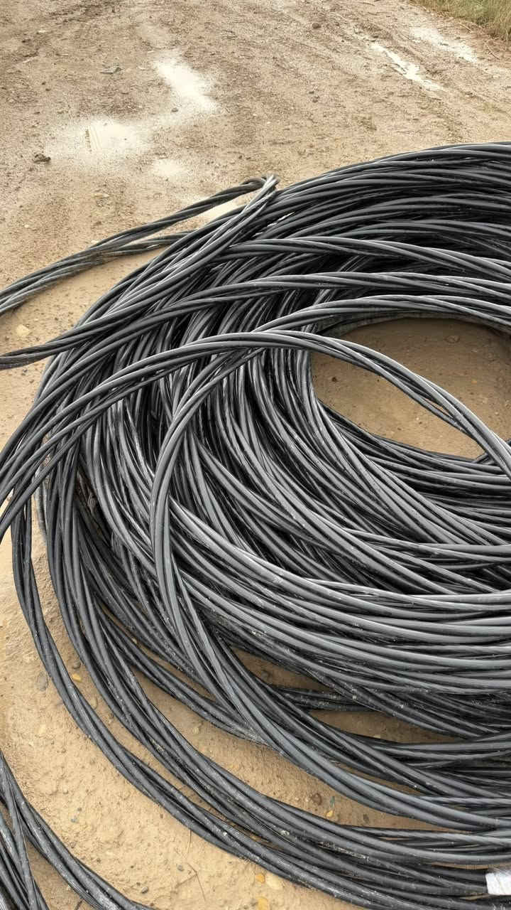 السلام عليكم 
ضفيره للبيع جديدة غير مستعمل 3*120 + 70 +16 
360 مــتــر 
للاستفسار: ***********
