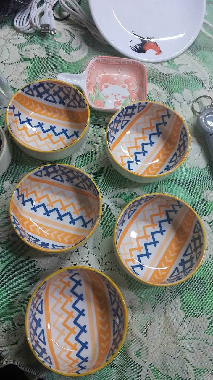 السلام عليكم 
شلونكم عيني أن شاء الله بخير
توفر كاسات حجم صغير بهاذا الشكل 
سعر القطعه ب 500 دينار فقط 🔥🤯 
بلاش اشكال كلش حلوه وتخبل 
توصيل مجاني داخل مجمع 
***********
