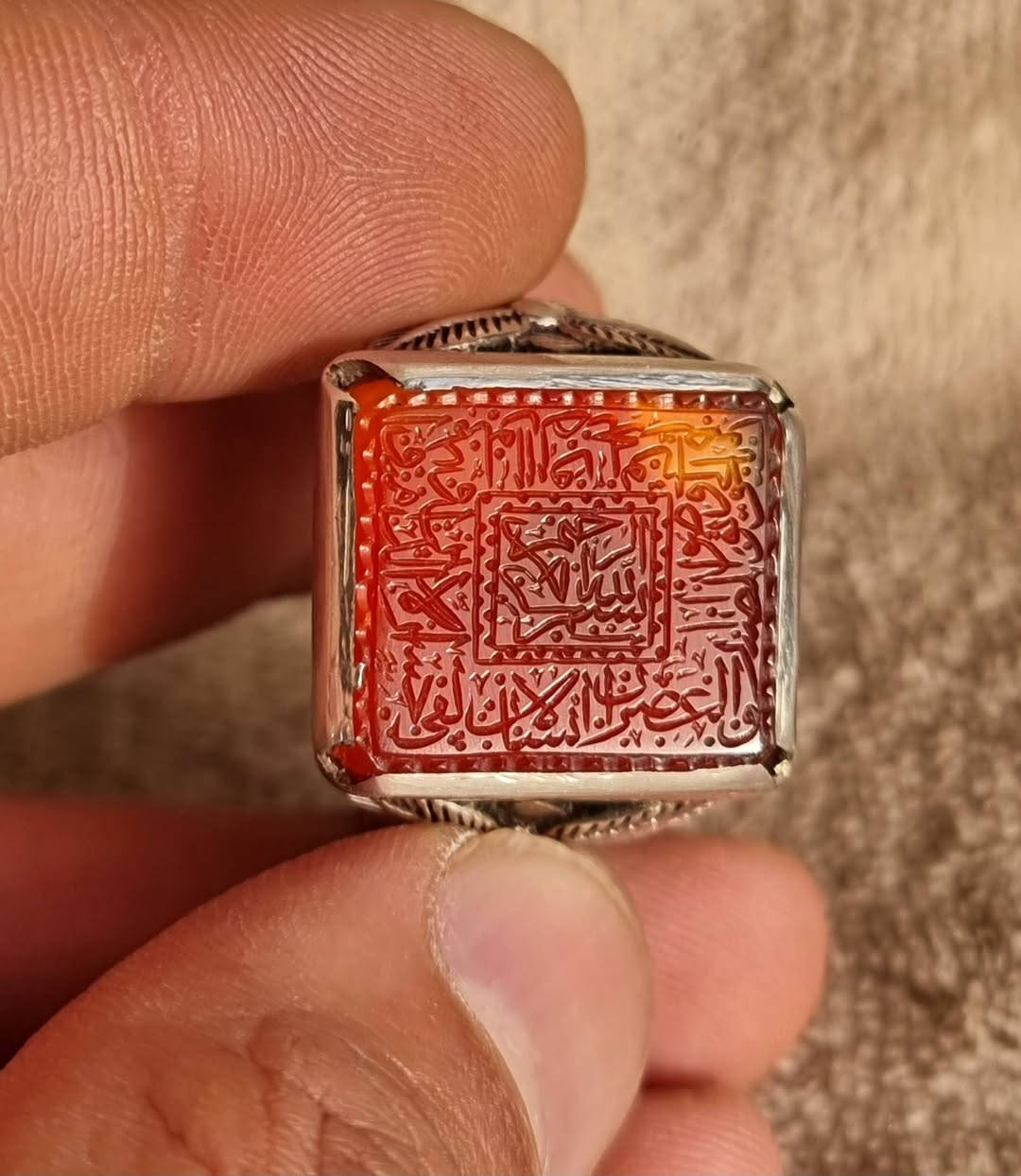 عقيق يماني احمر زعفران مخطوط خط يدوي المبدع الأستاذ محمد همداني امضاء رفيع 🔥سورة العصر المباركه كامله🔥بصياغه يدويه ثقيله للبيع مكاني بغداد يوجد توصيل إلى جميع المحافظات للبيع فقط فقط أحبتي الغوالي ما اراوس بس ابيع 
***********
