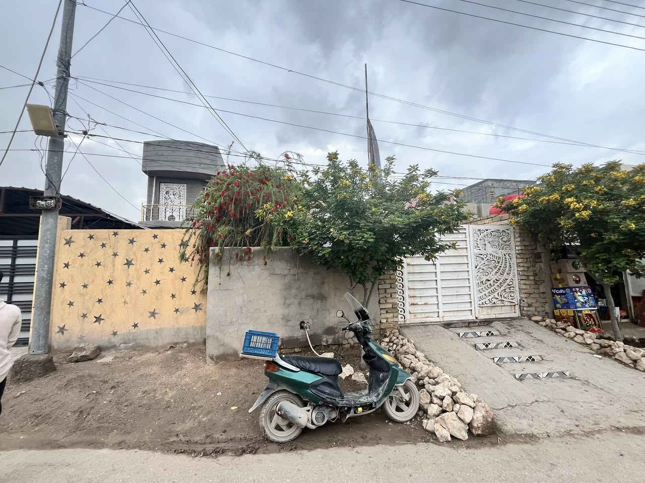 في الصور ادناه المساحه الكليه ٦٠٠ 
متر  ٤٠٠ متر طابو صرف و٢٠٠ طابو زراعي تحتوي على داران ومحل صغير وقطعة ارض ١٠٠ متر متأهله للبناء  
موقع سياحي 
خلف محطة بنزين خانه 
متوفر شارع تبليط مع كافة الخدمات 
وللاستفسار اكثر 
اتصل على هذا الرقم 
***********
