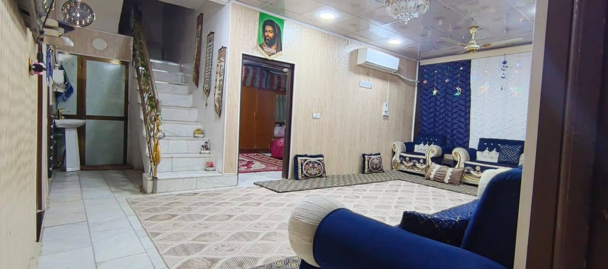 السلام عليكم بيت بلبو شناوه بلشارع الرئسي يبعد عن الشارع العام تقريب 60متر او اقل مساحه 270م والواجهيه 15م الطابق الاول كامل عل اتم وجه والطابق الثاني ماكامل يحتوي البيت على استقبال و هول وغرفتين 2  ومطبخ وصحيات داخليه وخارجيه طبعن البيت ارضيته مرمر اصلي هاي مواصفات البيت الطابق الاول والطابق الثاني فقط وجي ثلاث غرف والسطح فرشي اكثر الاتصال علرقم وبي واتساب ***********
