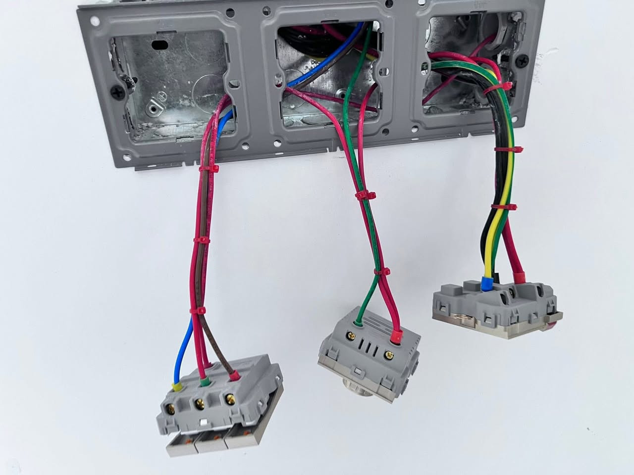 السلام عليكــم
علي  للتأسيسات  الكهربائية  -
المنازل ) 
بوري _ سيمنز _ 

🔴قـص وحفر الجدران (كوسـرة + دريل) 
🔴تثبيت النقاط كبان لــيزر 
⚫نظام تقفيل (التشطيب) بوتــلس + شناطــة
⚫منظومــة انترنيـت
⚫منظومــة الكاميرات
⚫منظومــة ستلايــت 
هذا جزء  من اعمالنا تشطيب ان شاء الله ينال اعجابكم 
للاستفسار وتساب 
***********
