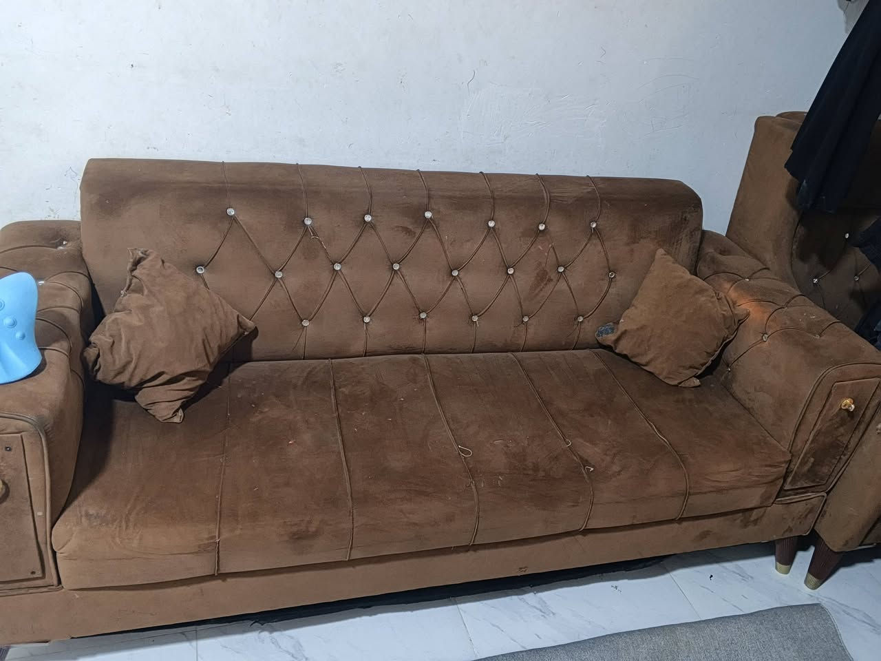 🛋️ تخم قنفات ملكي فاخر (10 مقاعد) للبيع
​الوصف: تخم قنفات متين وراقي جداً كابيتونيه بلون جوزي أنيق ومزين بالدكم البراقة، مريح جداً بالجلوس ومناسب للصالة أو الاستقبال. التخم كامل متكامل (10 مقاعد).
​الحالة: مستعمل ونظيف.
​السعر: 250 ألف دينار عراقي (وبيه مجال قليل للطيبين).
​الموقع: كربلاء.
​للتواصل والاستفسار: ***********
