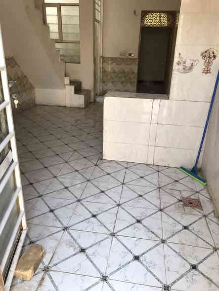 السلام عليكم 
دار زراعي مساحه 50م شارع بعرض 15م. اساس و سقف كونكريت عالي عن الشارع نضيف جداً كهرباء ماء سيراميك كامل البيت من كلشي. 
العنوان شارع المطحنه مقابيل قرية الغدير السعر 20 مليون ***********
