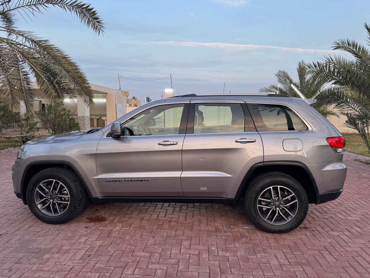 مساء الخير 
جيب خليجي لاريدو 
موديل19 رقم بغداد الدولي
عداد المسافة المقطوعة195 الف 
السيارة جديدة جدآ الصور تحكم
تشغيل عن بعد ريمونت كونترول 
محرك 3600
فتحه سقف 
جلد كشنات 
تحكم أستيرن فول تتحكم
مرأة ترحيب عند الاقتراب ضوئية شفط
تخم تاير جديد كوري
شاشة بلازما أندرويد
لايت زنون بلاد لدات
زراك لايت موشن
زجاج دبل جام 
 حساسات دعاميات خلفي أمامي
يدات نيكل بصمات 
بيها بارد جامرلغ ايمن وثاني هم بي شويه 
237وبيها مجال بسيط 
مكانها بغداد راشديه 
***********
