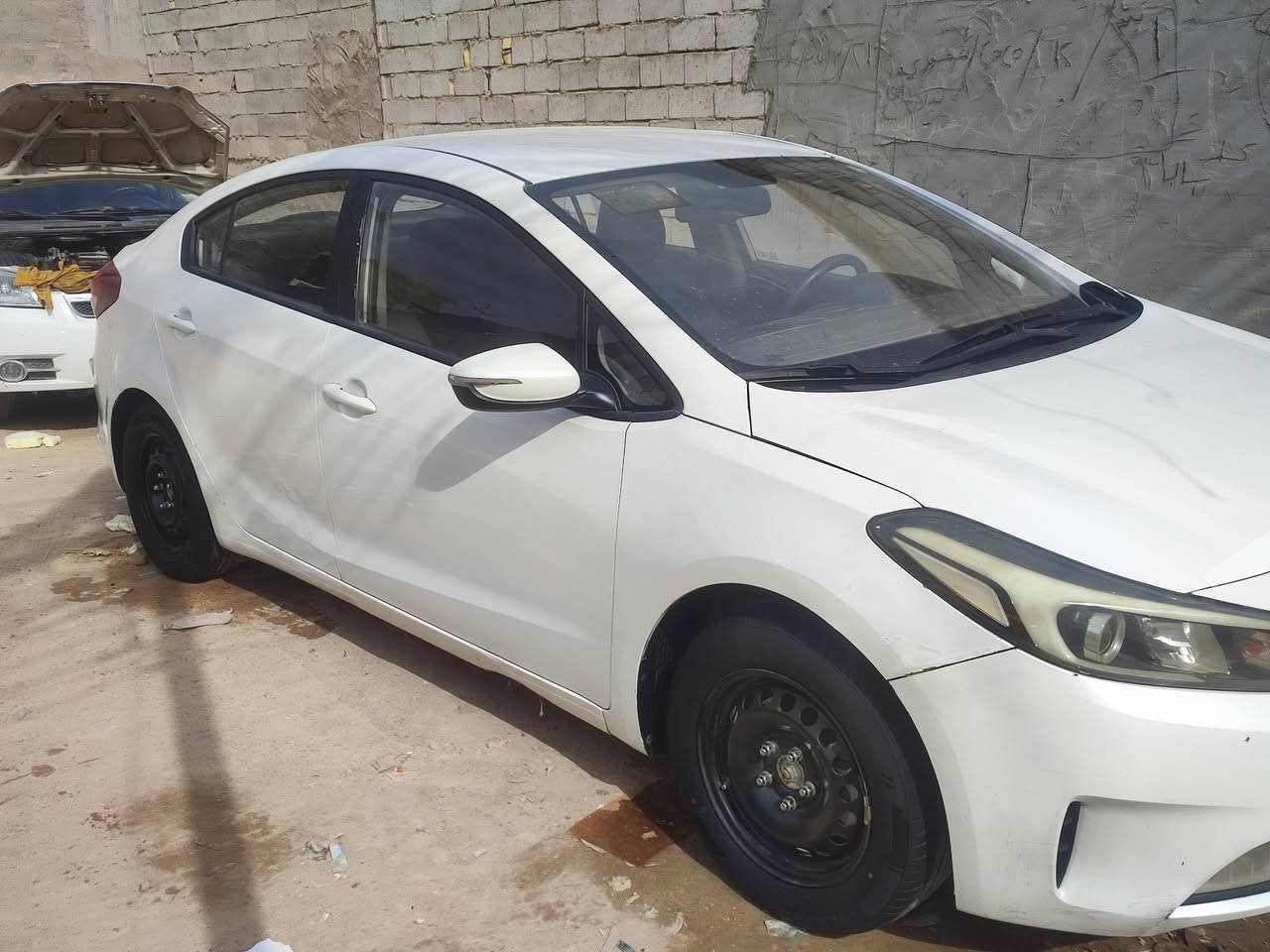 السلام عليكم سيارة سيراتو 2017
سيارة كفاله بس شخط بل بنيد امامي كدامك بصورة 
سيارة كفاله عام  السعر127 مكانه النجف كوفه  بس عليه غرامات مليون ينقطع من الحساب مكلف بل نشر اتصال فقط 
***********
