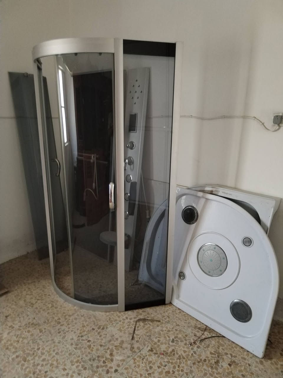 غراض للبيع مغاسل عدد 2 براميل 2 تانكي ١ ساونه هايدروليك 2 قيم واخذ مراسله اول اتصال ***********
